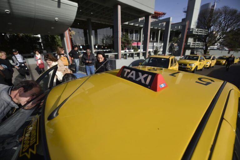 Paro a la japonesa de taxis y remises en Córdoba este jueves: llevan pasajeros gratis.