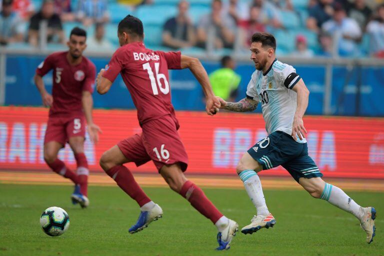 Messi encabeza uno de los tantos ataques de la Selección ante Catar.