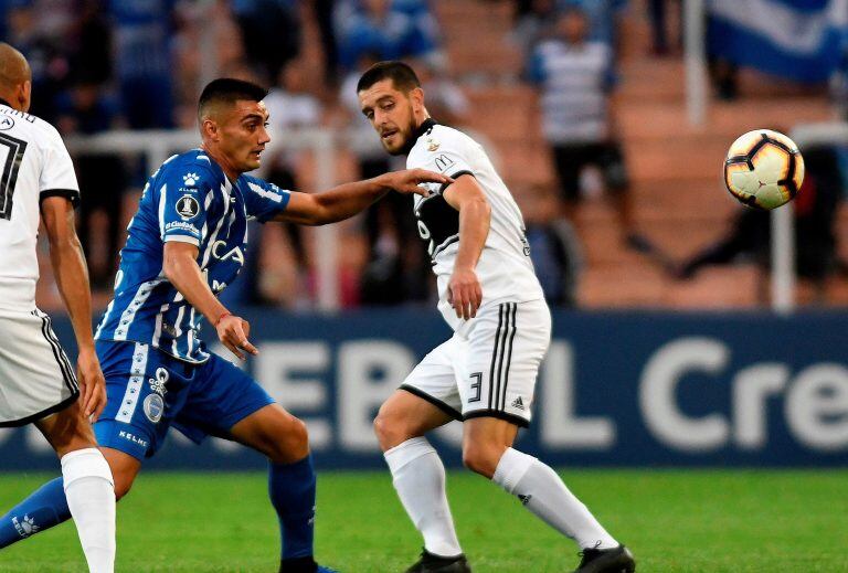 Fabian Enriquez (Godoy Cruz) frente a Alejandro Silva (Andres Larrovere / AFP)