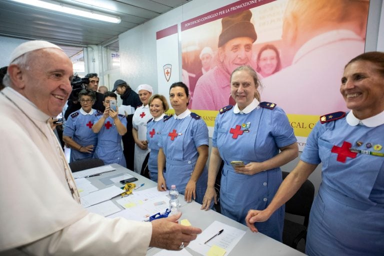 El Papa Francisco habla con el personal durante su visita a la Estación de Primeros Auxilios para personas pobres y sin hogar en la Plaza de San Pedro, en el Vaticano. Crédito: Vatican Media/­Handout.