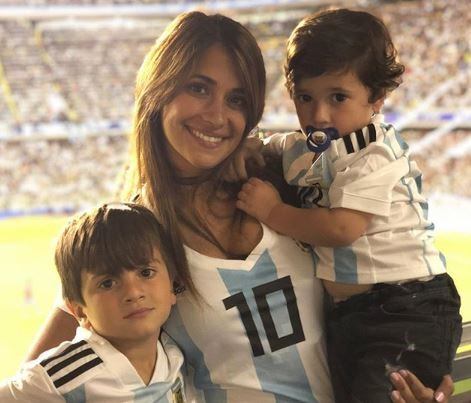 Antonela Roccuzzo asistió a La Bombonera en familia para alentar a Lionel Messi y compañía en el amistoso ante Haití.