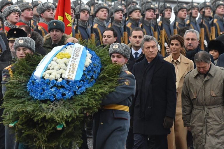 EPA2919. MOSCÚ (RUSIA), 23/01/2018.- El presidente argentino, Mauricio Macri (c-dcha), y la primera dama argentina, Juliana Awada (3ª dcha), participan en una ceremonia de colocación de una corona de flores ante la Tumba del Soldado Desconocido en el muro del Kremlin, en Moscú (Rusia) hoy, 23 de enero de 2018, en el ámbito de su visita al país.EFE/ Vasily Maximov / Pool