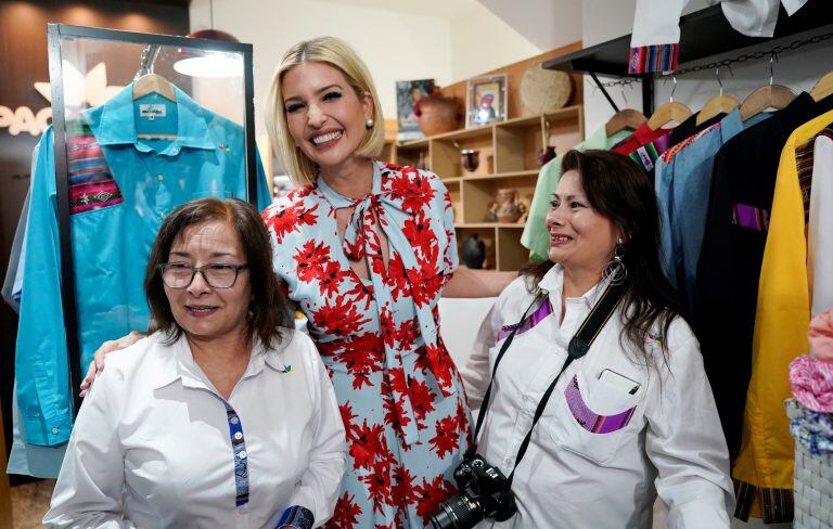 Traducción mediante, Ivanka Trump conoció detalles de la producción y comercio del emprendimiento "Pachamá".  REUTERS/Kevin Lamarque