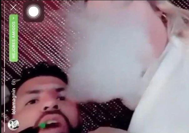 Kun Aguero fumando