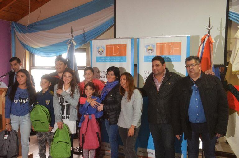 Entrega de Kids escolares en Tolhuin