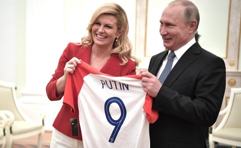 Kolinda Grabar-Kitarovic junto al presidente de Rusia, Vladimir Putin, en la previa de la final (Foto: Kremlin/DPA)