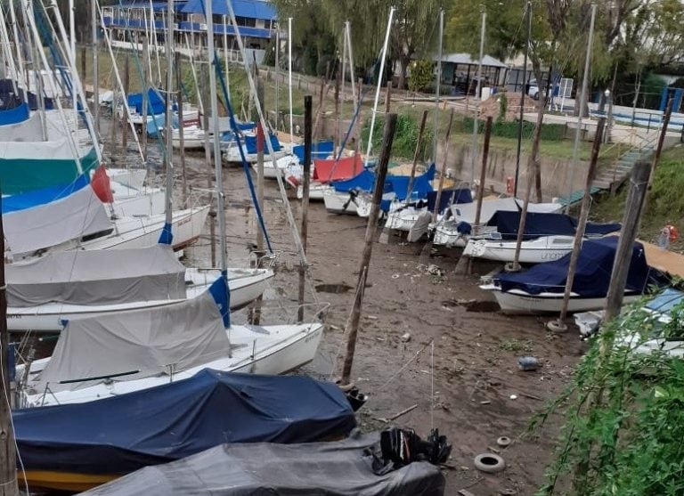 Las caletas de los clubes náuticos de la zona norte están totalmente sin agua y las embarcaciones en el barro. (Vía Rosario)