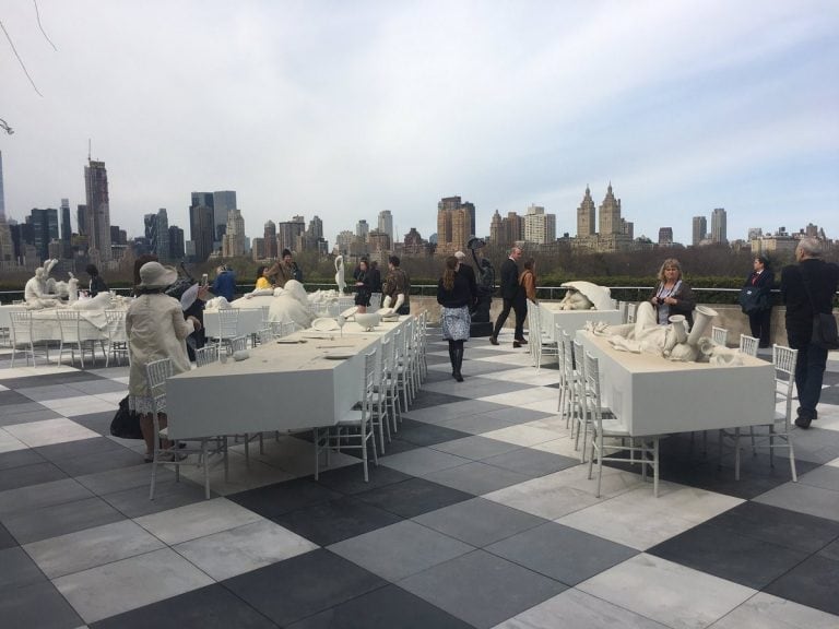 El artista rosarino Adrián Villar Rojas inauguró una instalación con 16 esculturas de poliuretano en la terraza del Metropolitan de Nueva York.