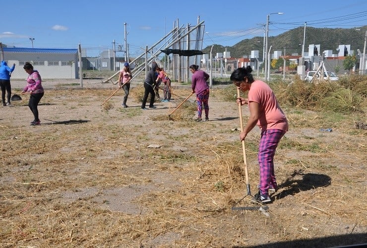 Madres desmalezaron y limpiaron el predio donde está el jardín.