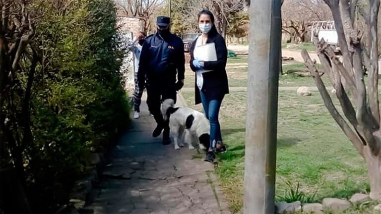 Agentes sanitarios visitaron el barrio donde la mujer incumplió con el aislamiento.