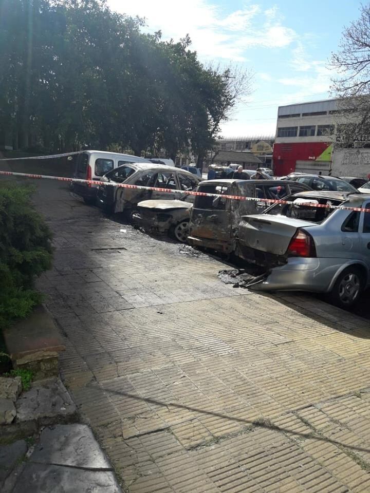 Autos quemados en Parque Chacabuco (crédito: Facebook)