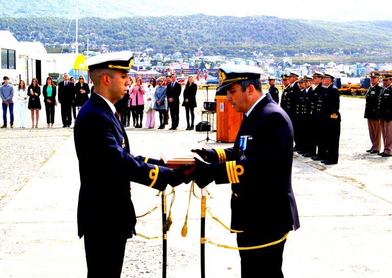 Entrega del cofre con la insignia de mando