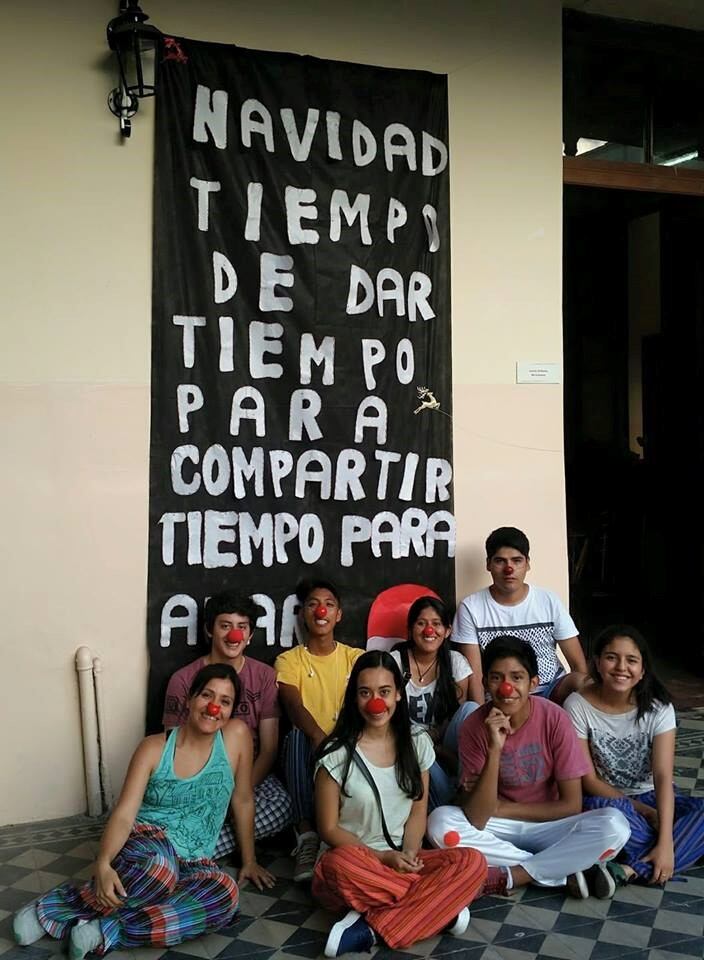 Actividades de los jovenes voluntarios en hogar de adultos mayores