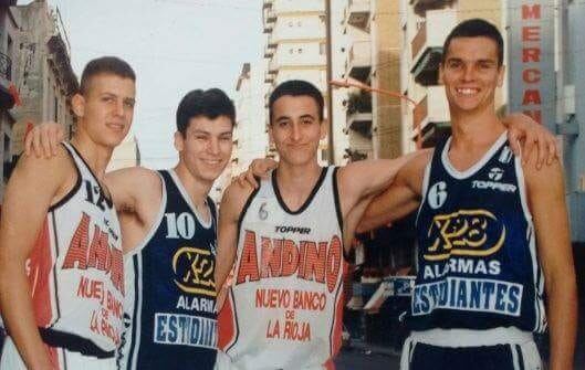 Emanuel Ginóbili con la camiseta de Andino de La Rioja, club donde debutó oficialmente en la Liga Nacional de Básquet (LNB).