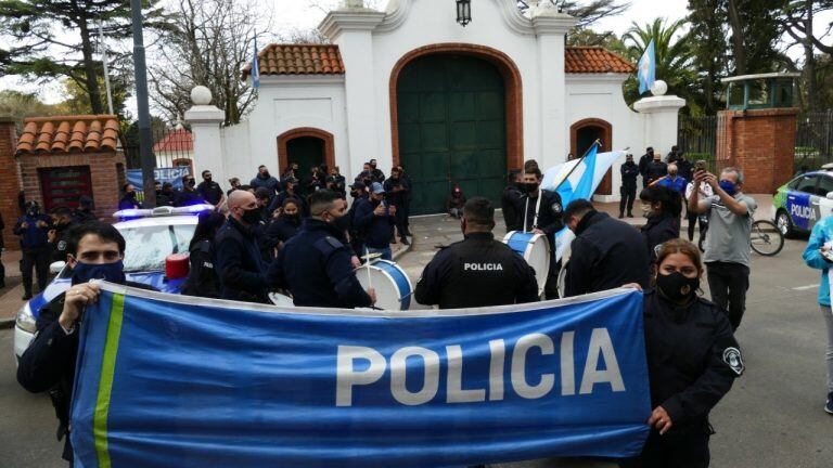 Efectivos de la Policía Bonaerense frente a la Quinta de Olivos (Foto: Clarín)