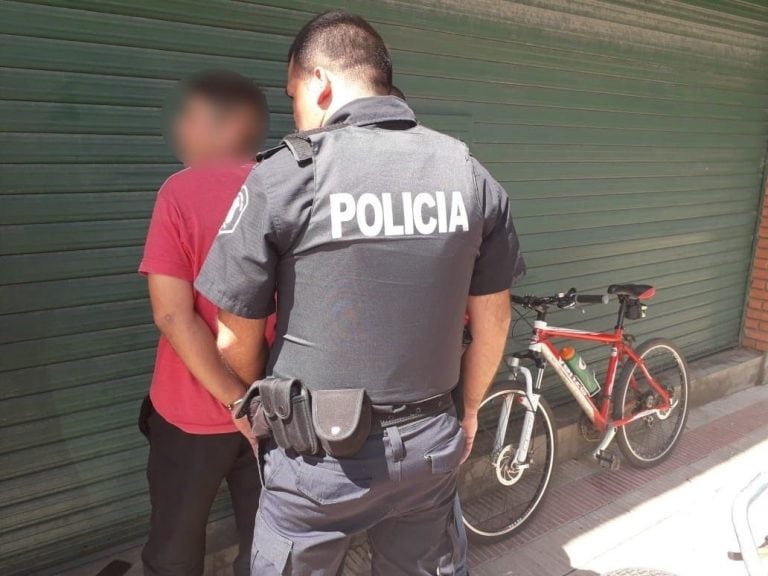 Robó un changuito de un supermercado en La Plata y lo quiso vender en Internet