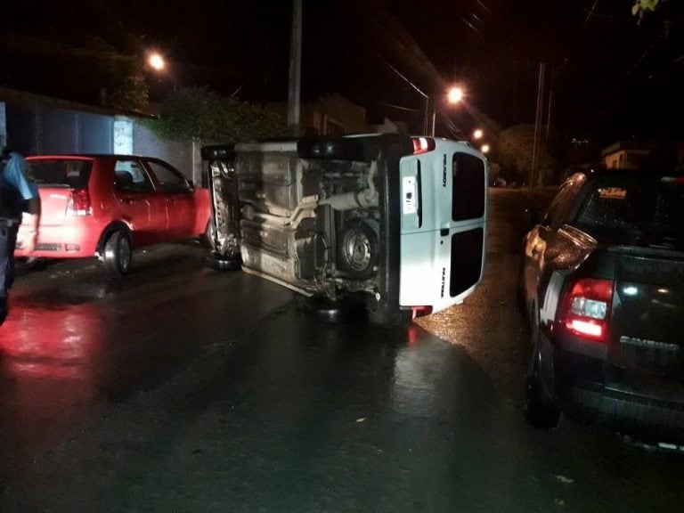 Camioneta Peugeot Partner tumbada sobre uno de sus laterales.