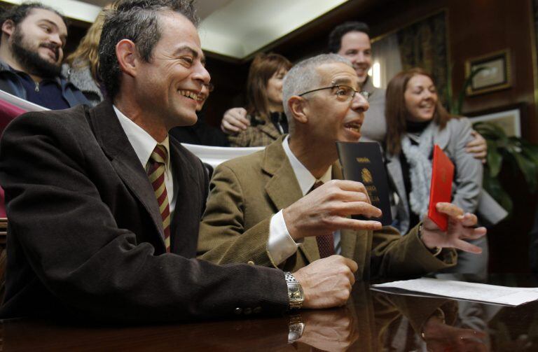 César Cigliutti y Marcelo Suntheim muestran sus libretas (Foto: EFE)