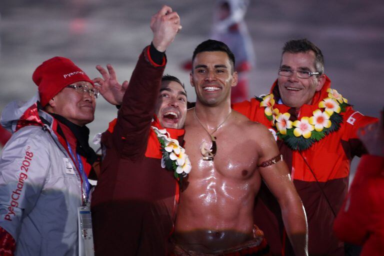 Tonga's flagbearer Pita Taufatofua (C-R) takes a selfie as his country's delegation parade during the opening ceremony of the Pyeongchang 2018 Winter Olympic Games at the Pyeongchang Stadium on February 9, 2018. / AFP PHOTO / POOL AND AFP PHOTO / -