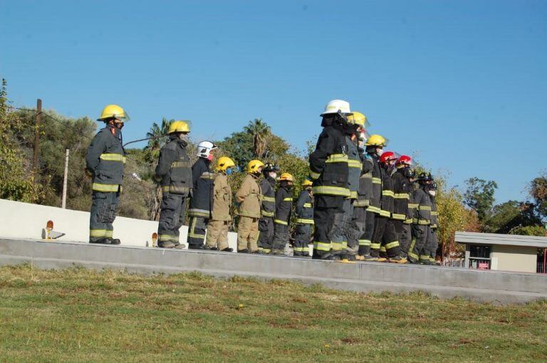 Los Bomberos de todos los cuarteles de San Juan homenajearon a los médicos por su lucha contra la pandemia.