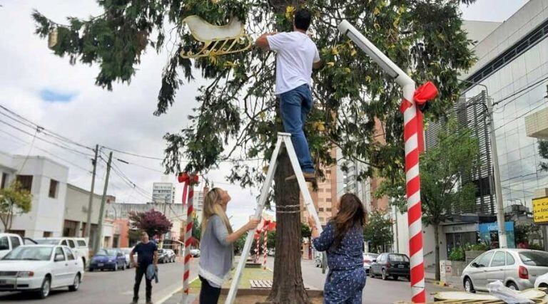 Los vecinos colocando la ornamentación (Instagram)