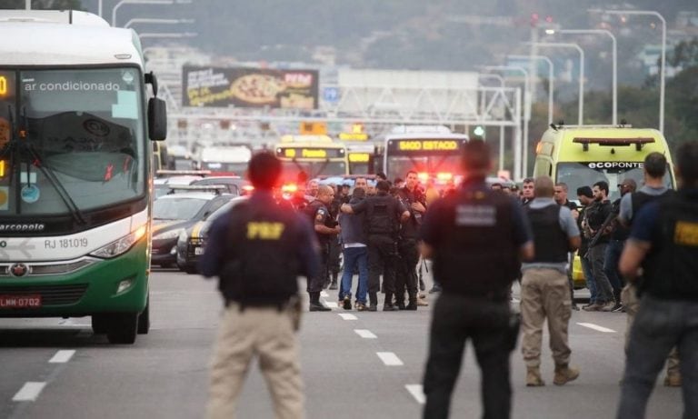 Toma de rehenes en un colectivo en Rio de Janeiro (Foto: O Globo)