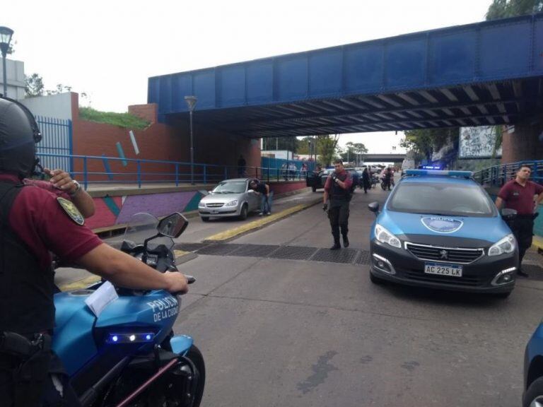 Tiroteo a metros del Paseo Alcorta: un policía y un delincuente resultaron heridos.