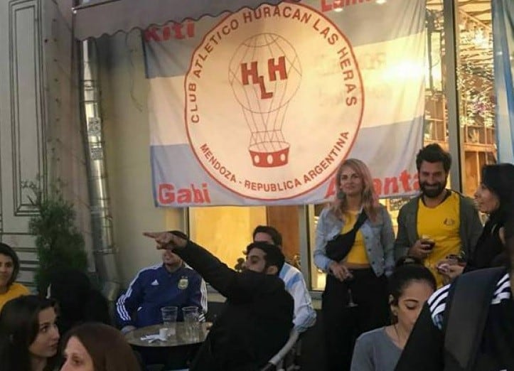 La bandera de Huracán Las Heras, nuevamente presente en un Mundial de fútbol.