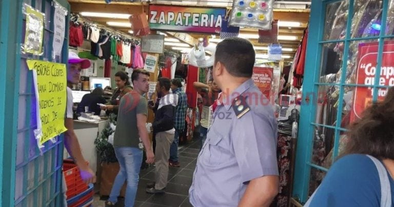 Robo a un comercio correntino: delincuentes entraron por el techo y se llevaron todo el dinero. (Foto: Radio Sudamericana)