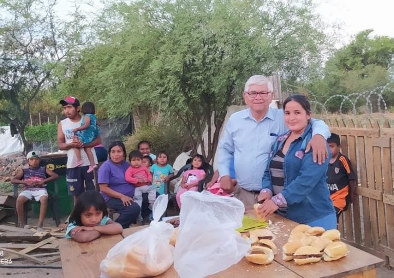 Carlos Gauna con vecinos de la comunidad (Mensaje Directo Noticias)