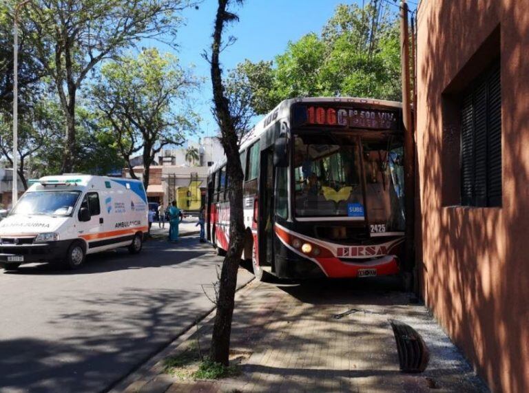 Un colectivo chocó contra el frente de un jardín maternal. (Foto: Época)