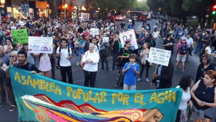 Frente a la Legislatura hubo actos de repudio a la actividad que propone el gobierno provincial en el Sur de Mendoza.