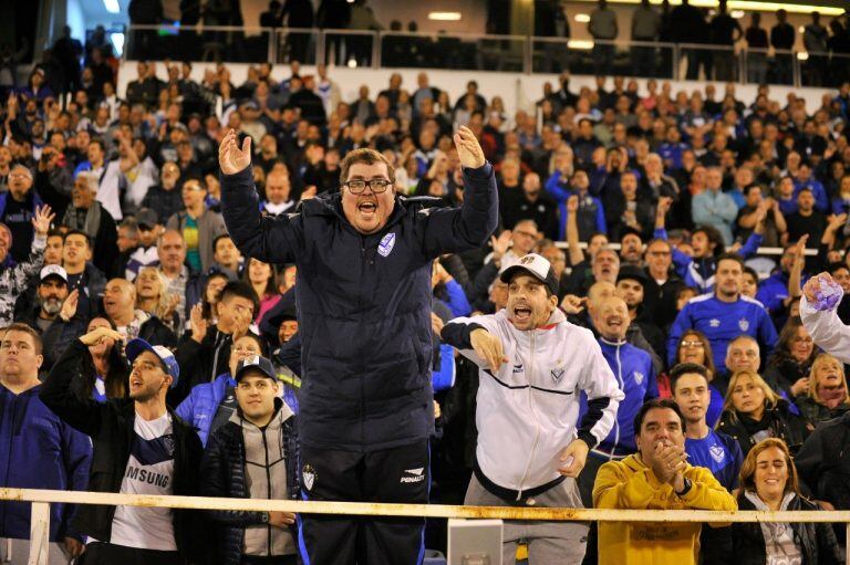 Hinchas de Vélez hostigan e insultan a Mauro Zárate, de Boca, en su vuelta al José Amalfitani tras dejar abruptamente el club de Liniers. (Maxi Failla)