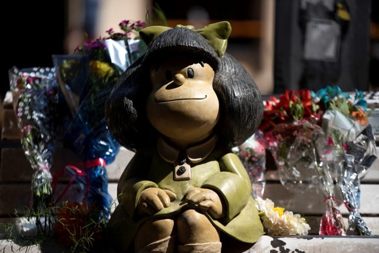 Flores a Mafalda en San telmo (REUTERS)