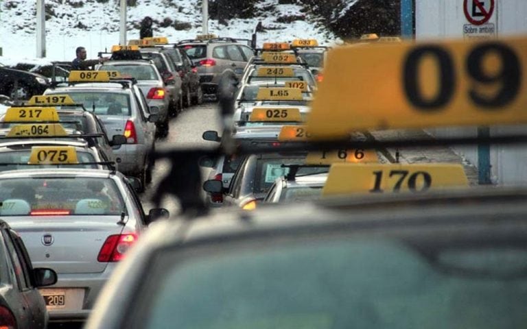 Taxistas solicitaron ayuda del municipio al momento de renovar sus licencias profesionales.