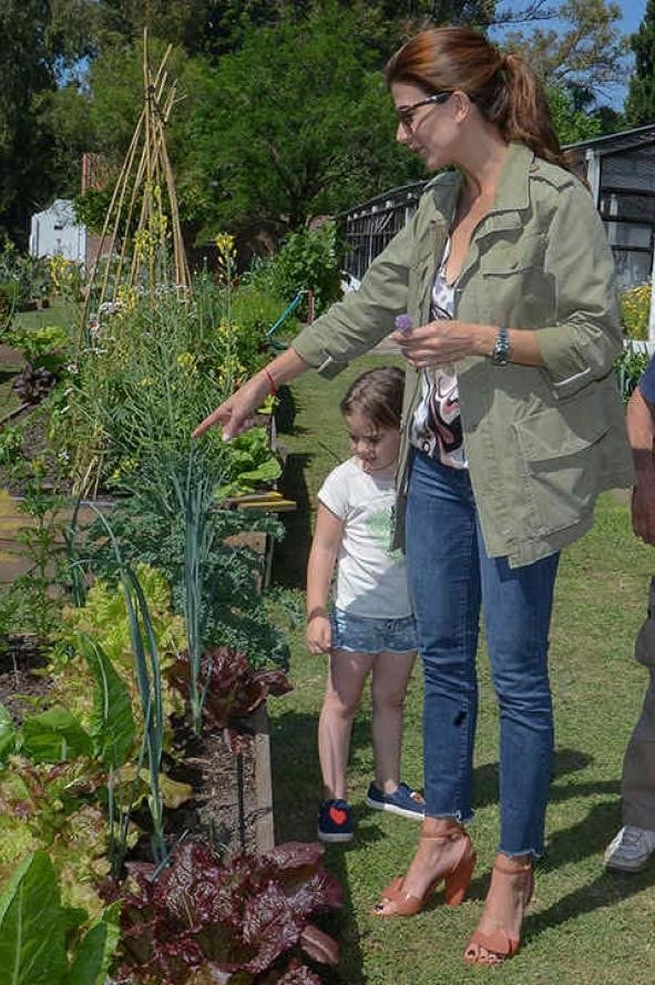 Juliana Awada junto a Antonia en Olivos