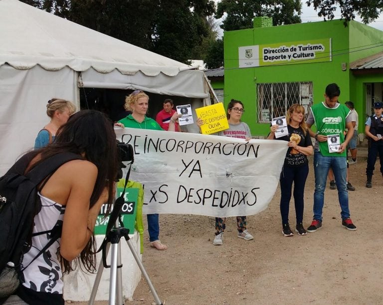 Mónica Alé junto a integrantes de Defensoría de Géneros y el grupo sindical ATE, este jueves por la tarde.