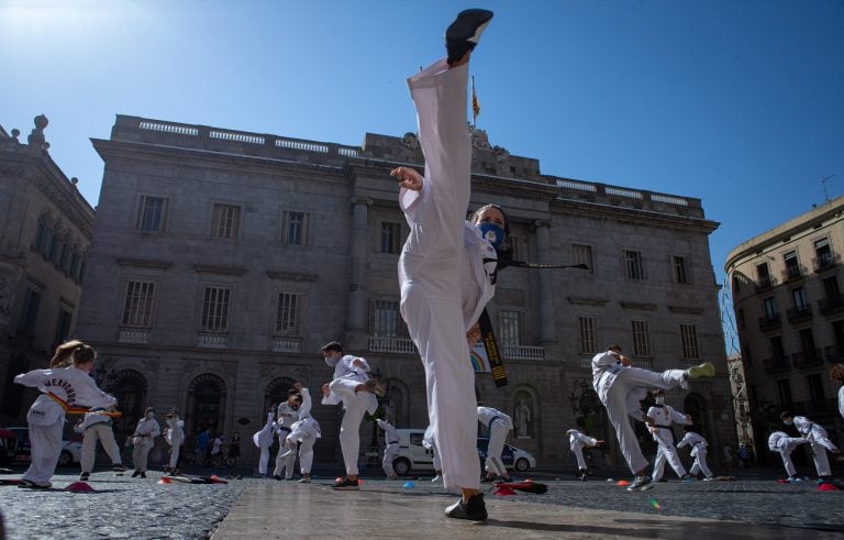 -FOTODELDIA- GRAFCAT152. BARCELONA, 27/07/2020.-Varias decenas de usuarios de gimnasios de artes marciales han protestado este lunes ante el Palau de la Generalitat por el cierre de sus instalaciones deportivas decretado por el gobierno ante el repunte de casos de coronavirus, cuando la Generalitat sigue de cerca la evolución de los contagios de coronavirus en Cataluña y, muy especialmente, en Barcelona y su área metropolitana, donde se concentran el 90 % de los nuevos casos, en una semana en la que estudiará la posibilidad de levantar las restricciones a los teatros, cines y gimnasios. EFE/Enric Fontcuberta