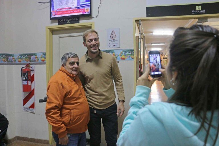 Los pacientes le piden temas y hasta fotos durante el mini recital.