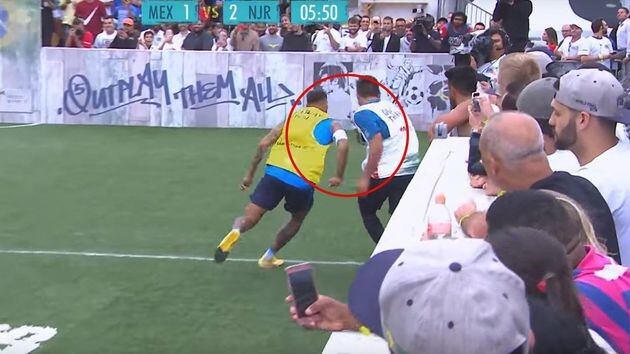 La agresión de Neymar en un torneo freestyle.