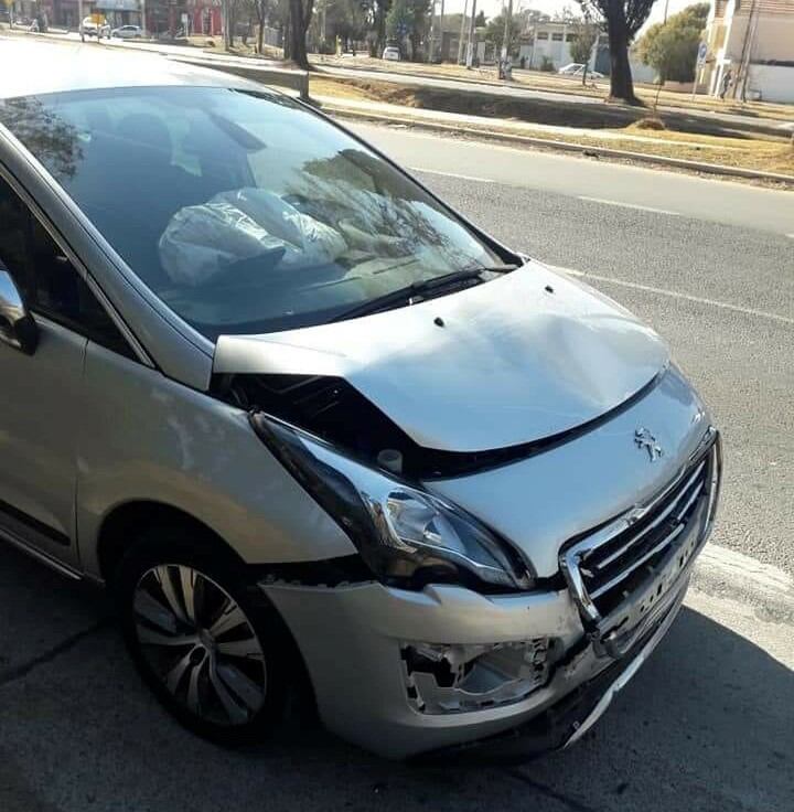 La Ferrari 488GT fue chocada de atrás en Córdoba por un Peugeot 3008.