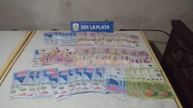 Parte del dinero que la policía pudo recuperar tras los operativos.