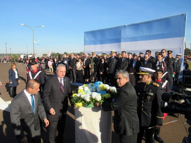 El gobernador electo Herrera Ahuad, Passalacqua y el intendente de Garupá, Luis Ripoll, en la ceremonia de ofrendas florales. (MisionesOnline)