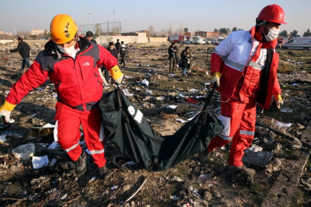 Un nuevo video confirma que dos misiles alcanzaron al avión ucraniano derribado en Irán