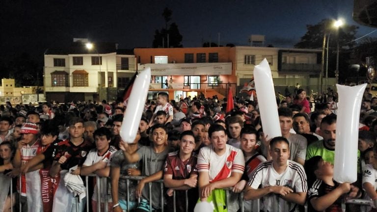 Los hinchas del Millo le dieron la bienvenida al equipo de Marcelo Gallardo, a la espera de acceder a otra final.