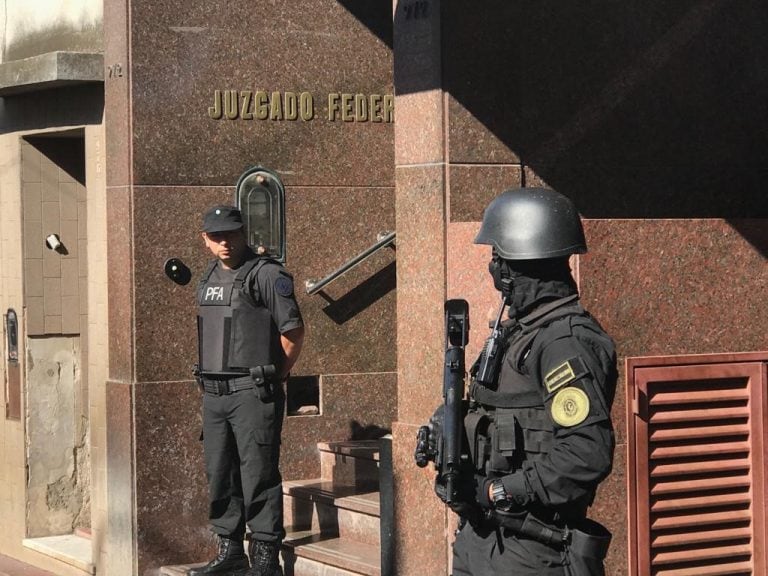 El megaoperativo de seguridad se lleva a cabo en los Tribunales Federales de Río Cuarto por la causa de lavado de dinero.