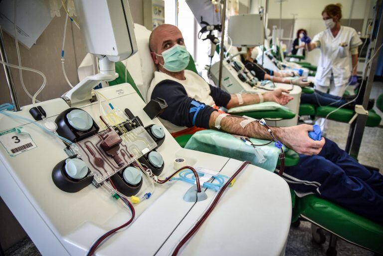 Pavia (Italy), 06/04/2020.- A patient recovered from COVID-19 coronavirus undergoes to a plasma sampling that will be used for transfusions to positive patients at the Policlinico San Matteo hospital in Pavia, Italy, 06 April 2020. Countries around the world are taking increased measures to stem the widespread of the SARS-CoV-2 coronavirus that causes the Covid-19 disease. (Italia) EFE/EPA/MATTEO CORNER