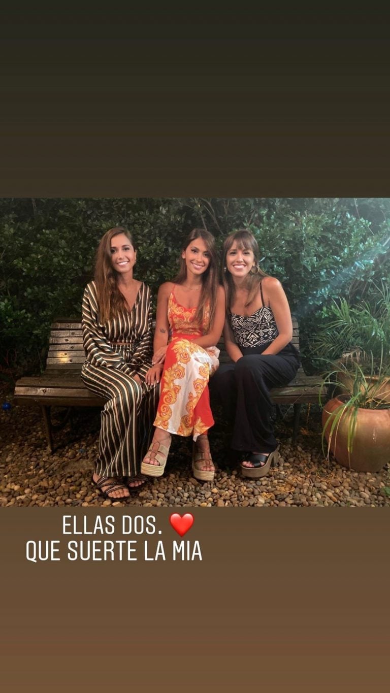 Paula y Carla Roccuzzo se reencontraron con su hermana para brindar. (@antonelaroccuzzo)