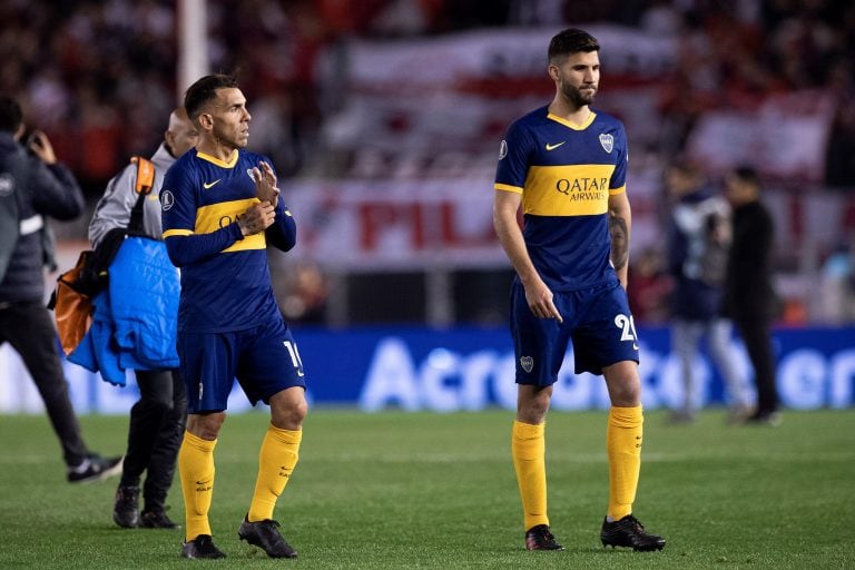 La preocupación de Carlos Tévez y Lisandro López tras la derrota 2-0 en la ida. Foto: EFE/Matias Napoli Escalero.