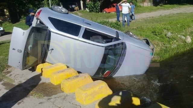 El automóvil cayó en el lecho de un rió en Río Ceballos.